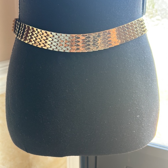 Vintage 70’s Stretch Gold Tone Link Belt - Picture 4 of 11
